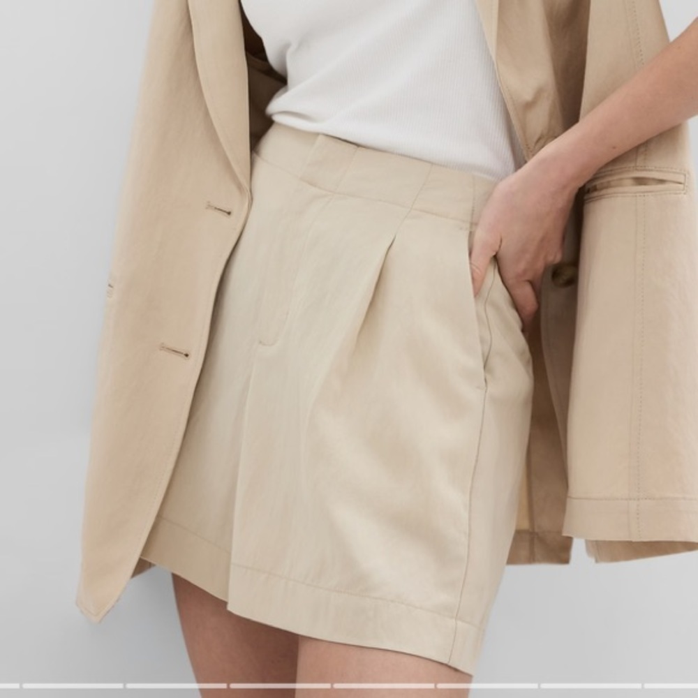 GAP Shorts. Pleated dressy in cream. NWT.